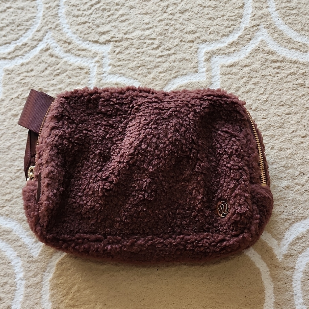 Lululemon Everywhere Belt Bag *Fleece in Brown Earth/Gold 2L NWT